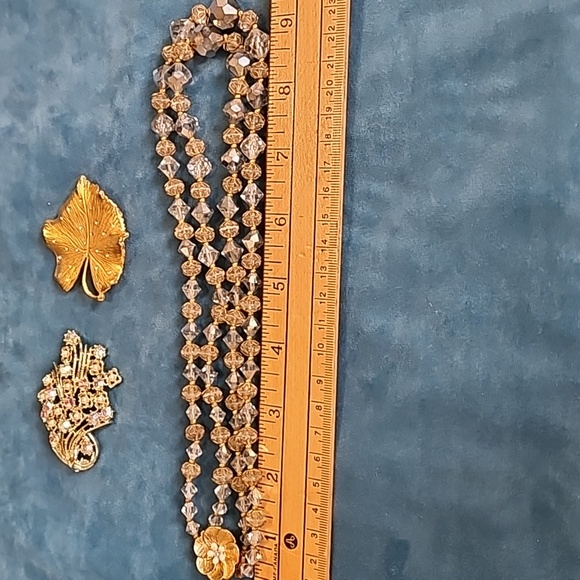 Vintage 1950s crystal choker 2 strands, 2 gold tone brooches - Picture 10 of 14